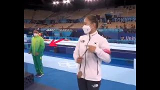 Rebeca Andrade tells Yeo Seo-jeong to put her medal on