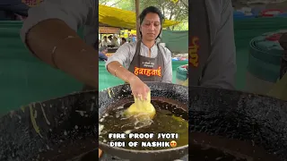 FIRE PROOF JYOTI DIDI SELLING ULTA VADAPAV😍 | Indian street food #shorts