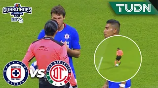 ¡INSÓLITO! Árbitro desvía gol del Azul | Cruz Azul 2-0 Toluca | Guard1anes 2021 BBVA MX | TUDN