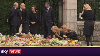 Emotional royals inspect tributes to Queen