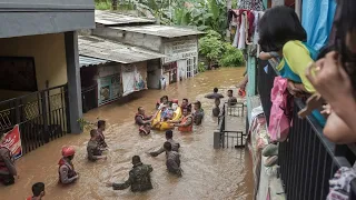 Nine dead, thousands more caught up in Jakarta floods