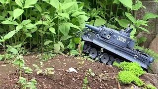 【ラジコン戦車で遊ぶ】草を倒しながら進むティーガーI戦車【RC Tank Tiger I】