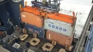 Loading and discharging a container vessel