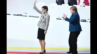 IN HAMBURG SAGT MAN TSCHÜSS: Merkels Abschied und AKKs Triumph