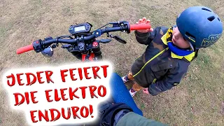 Ich mache dem kleinen Kind eine Freude! | Elektro Enduro in der Stadt