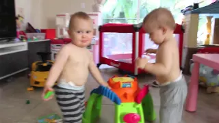 Twin babies dance and fight Близнецы танцуют и дерутся