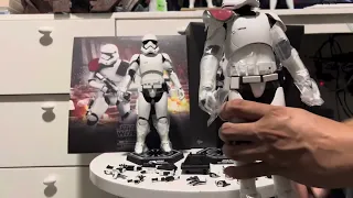 Hot Toys - Star Wars First Order StormTrooper  Officer & Stormtrooper MMS335 Unboxing