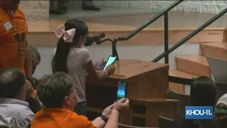 'Turn in your badge and step down!' | Young girl speaks at Uvalde CISD school board meeting