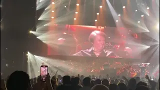 Raphael. Ovación en el final del concierto. Mostazal.Gran Arena Monticello (Chile).18.03.2022.