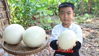 Seyhak cook big Ostrich eggs and invite mom to taste - Ostrich eggs recipes - Chef Seyhak