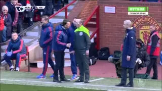 Луи ван Гал взял и упал (Van Gaal falls over vs Arsenal 27.02.16)