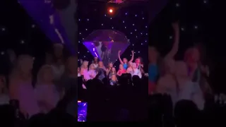 Ava Max brings kids up on stage!