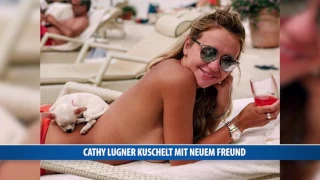 Cathy Lugner kuschelt mit neuem Freund