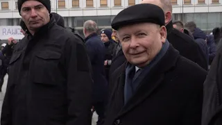 Jarosław Kaczyński wyrywa transparent panu, do którego jego brat Lech, powiedział „Spieprzaj dziadu”