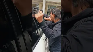 Cara buka pintu mobil yang terkunci dari dalam, tidak sampai 3 menit.