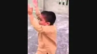 Niño arabe bailando SLASH!!!