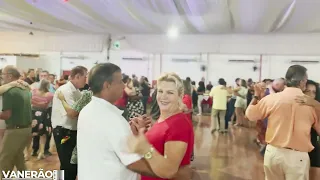 Grupo gaucho tocando cumbia no baile da terceira idade - Grupo Vanerão