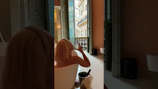 Champagne in the bathtub? YES please 🥂😍 #milan #luxuryhotel #bathroom #bathtub