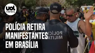 Manifestantes caminhoneiros são retirados da Esplanada dos Ministérios pela polícia