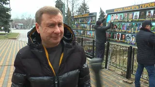 KorostenTV_17-02-23_Встановили стенд з фотографіями захисників, які загинули у війні з росією.
