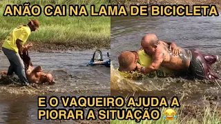 ANÃO CAI NA LAMA DE BICICLETA E O VAQUEIRO AJUDA A PIORAR A SITUAÇÃO 😂