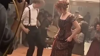 DiCaprio and Kate winselt performing the „third class dance“ during the shooting of „Titanic“