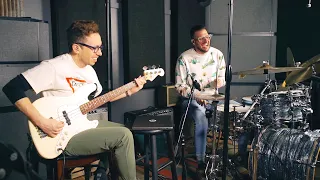 drummer tries to throw off bass player for two minutes