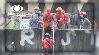 Homem é resgatado pelo Corpo de Bombeiros no Rio Tamanduateí