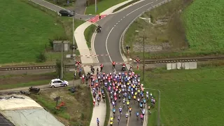 Train halts Tour of Flanders at level crossing