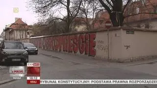 Niszczą i szpecą - gigantyczny bohomaz w Krakowie (TVP Info, 27.03.2013)