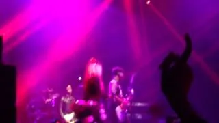 Avril Lavigne Hello Kitty and Girlfriend LIVE Japan