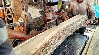 The process of sawing acacia wood for board material...