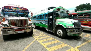 CHICKEN BUS À ANTIGUA