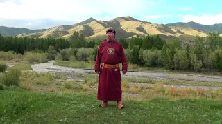 Throat singing Sygyt and Hoomei at the river (Andrey Mongush)