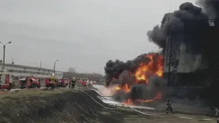 At least 2 injured following missile strike at oil depot near Ukrainian/ Russian border | FOX 7 Aust