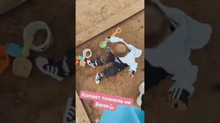 Сын Регины Тодоренко смешно играет в песочнице