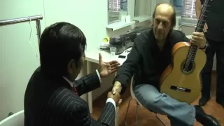 Hugo Chiliquinga entrega Guitarra a Paco de Lucía