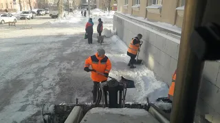 МБУ"Благоустройство"г.Новокуйбышевск Самарская обл. Очистила обелиск посвященный  Афганцам.