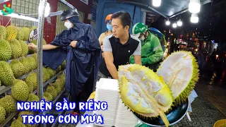 🇻🇳Cận cảnh những dân nghiện sầu riêng trùm áo mưa săn lùng sầu riêng trong cơn mưa Sài gòn