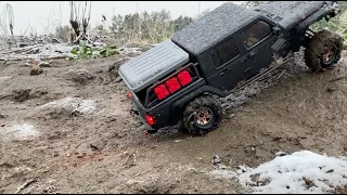JEEP GLADIATOR COLD AND WET ON THE TRAIL - 1/10 SCALE - AXIAL SCX10 III JEEP JT GLADIATOR