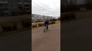 Мой друг катается на BMX