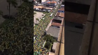 Multidão se reúne para protestar em frente ao 63° Batalhão de Infantaria em Florianópolis
