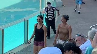 Lots of Laughs With Mime Rob at SeaWorld Orlando | Rob the Mime