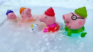 FROZEN - Elsa has Frozen Peppa Pig toys Pretend play