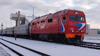 ТЭП70БС-091 с поездом №345Е Нижневартовск — Адлер отправляется со станции Нижневартовск-1.