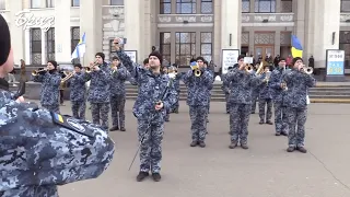 В Одесі на вокзалі оркестр ВМС виконав марш військового флоту та Гімн, щоб підбадьорити одеситів