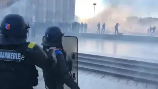 В Париже произошли столкновения между полицией и "желтыми жилетами"