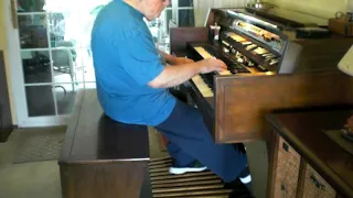 Mike Reed plays "Mack the Knife" on his Hammond Organ