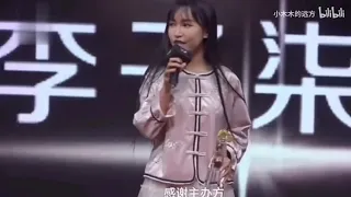 李子柒上台领奖时，面对主持人的提问，机智回答“我还是会讲话的”可爱