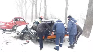 рятувальники деблокували двох людей яких внаслідок ДТП затиснуло у автомобілі